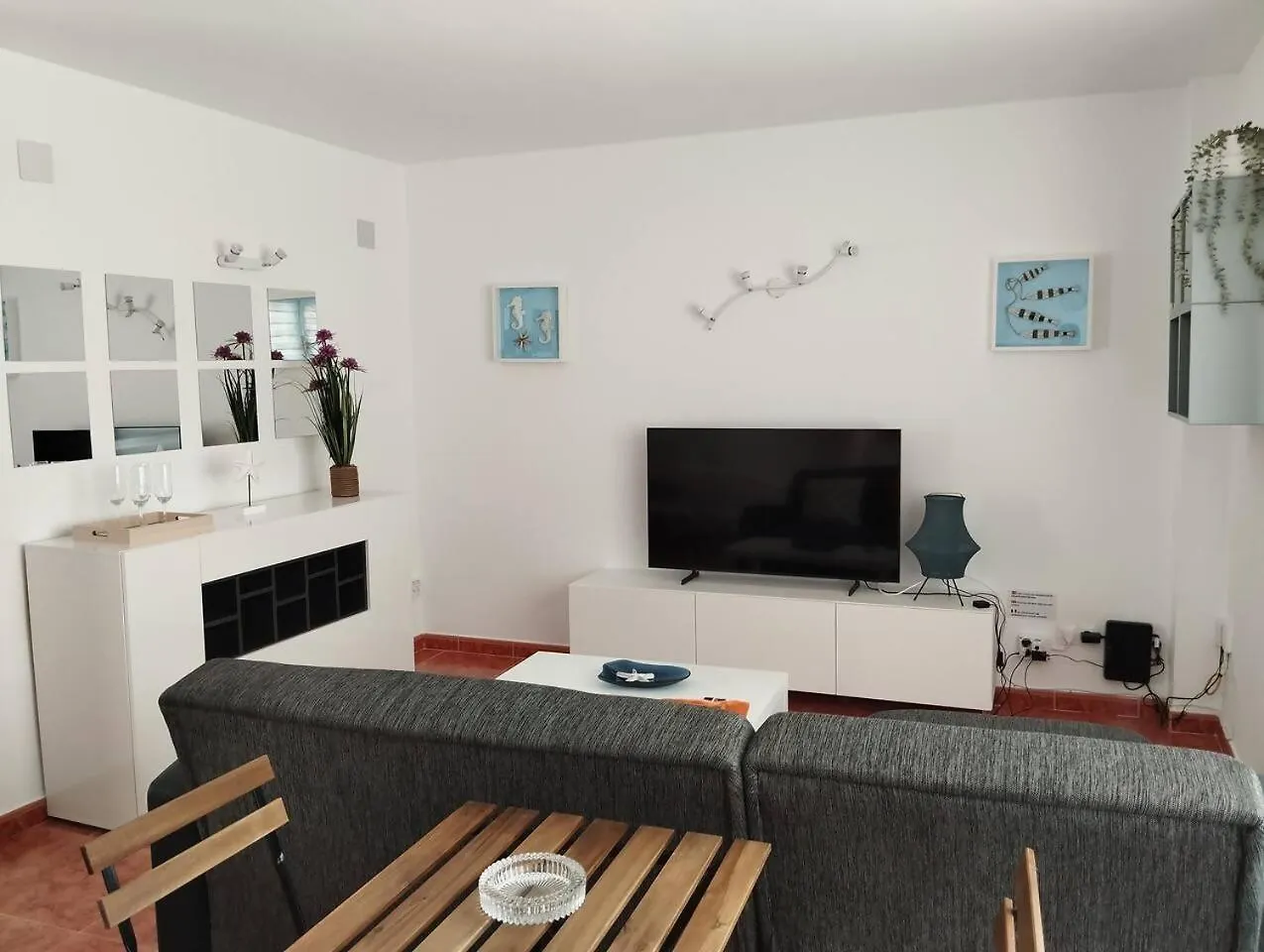 アパート Apartamento Lidia Planta 1, La Carihuela 1ª Linea Playa, Vistas Mar, 1 Dormitorio, 52 M2, 1-3 Huesped, Amplio Balcon, Wifi トレモリノス スペイン