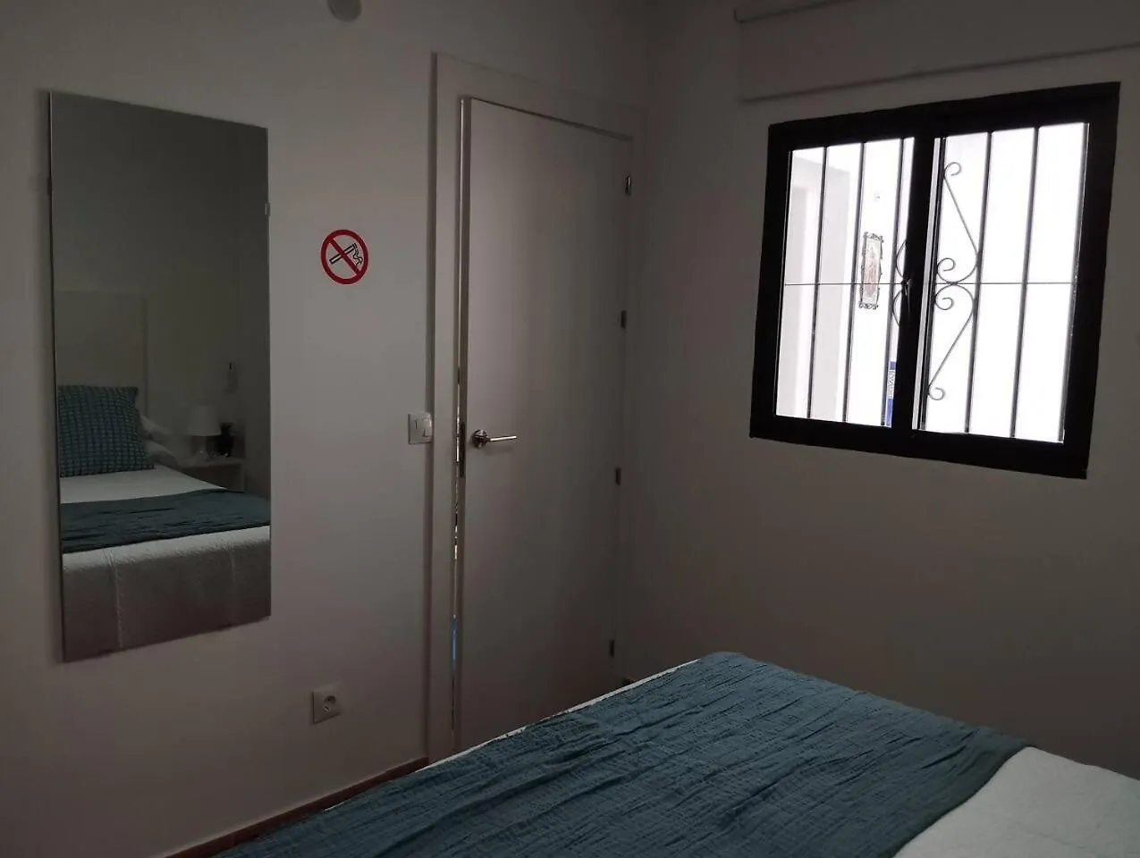 Apartamento Lidia Planta 1, La Carihuela 1ª Linea Playa, Vistas Mar, 1 Dormitorio, 52 M2, 1-3 Huesped, Amplio Balcon, Wifi トレモリノス 0*,  スペイン